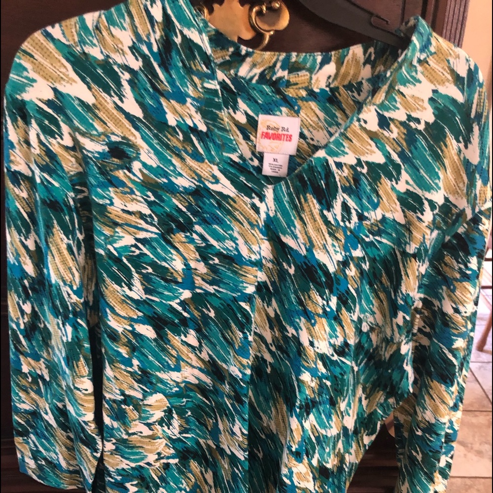 Ruby Red 3/4 sleeve pull over top NWT